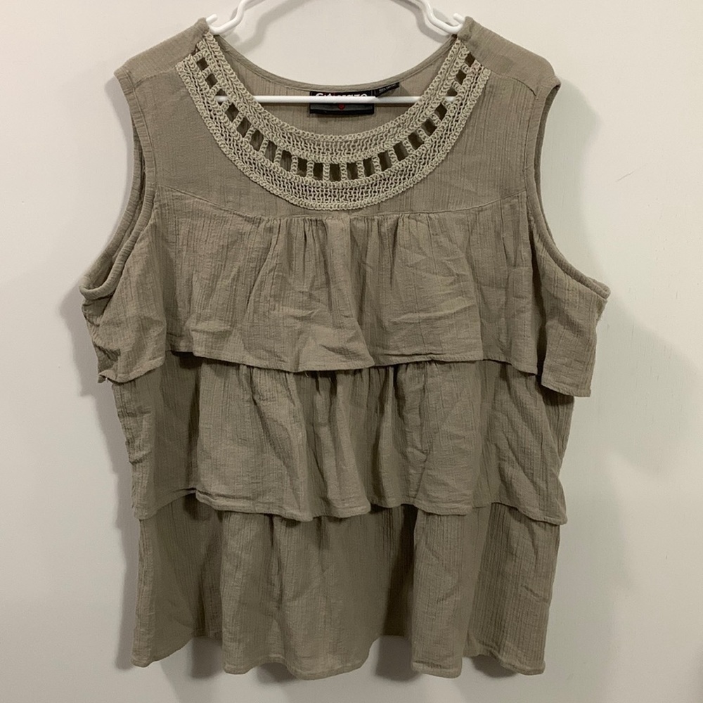 Citicraze Women’s layered tank top with crochet neck line Size XL good condition
